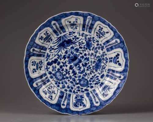 A Chinese blue and white 'floral' dish
