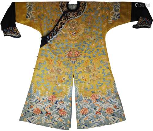 Qing Dyn. Imperial Silk Embroidered Dragon Robe