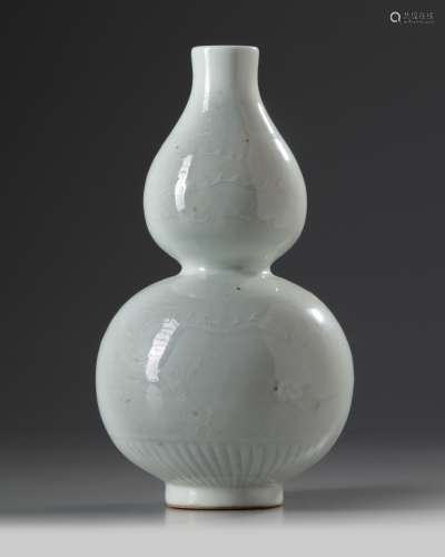 A Chinese white glazed double gourd vase