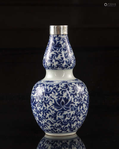 A Chinese blue and white  double gourd vase