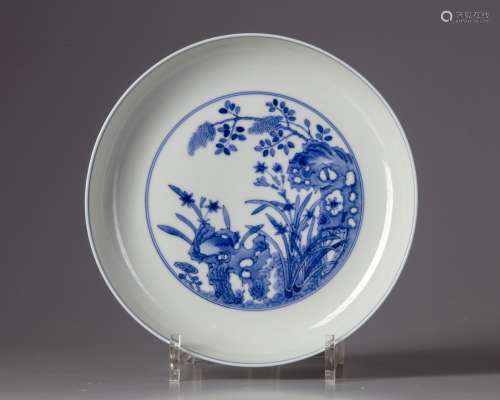 A Chinese blue and white 'flower' dish