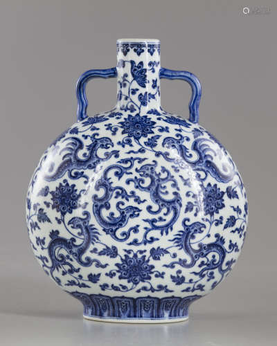 A Chinese blue and white 'phoenix' moonflask