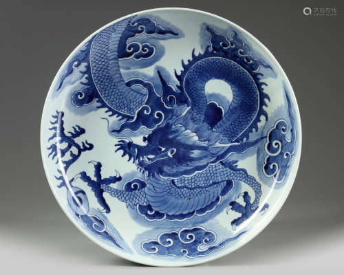 A Chinese blue and white 'dragon' charger