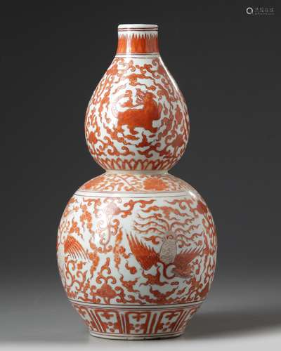 A Chinese porcelain double gourd vase