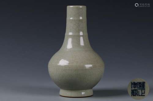 A Chinese Ge-Type Porcelain Vase