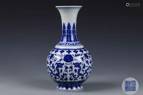 A Chinese Blue and White Porcelain Vase