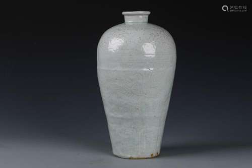 A Chinese White Glazed Porcelain Vase