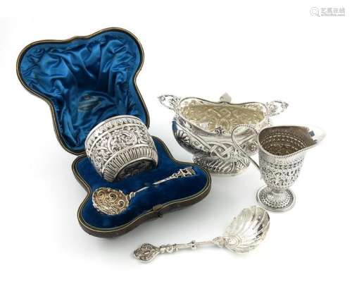 A mixed lot of silver items, comprising: a cased V…