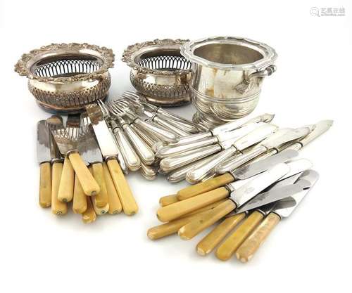 Λ A mixed lot of electroplated items, comprising: …