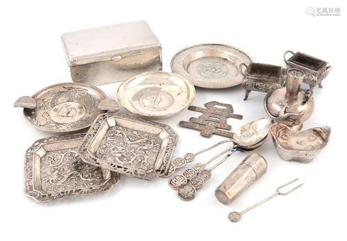 A mixed lot of Chinese silver, comprising: a cigar…