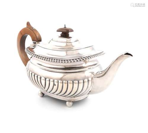 A Victorian silver tea pot, by The Barnards, Londo…