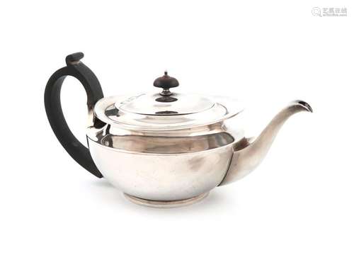 A silver teapot, by D and J Wellby, London 1911, c…