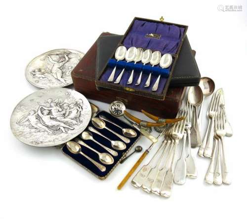 Λ A mixed lot, comprising silver items: a cased si…