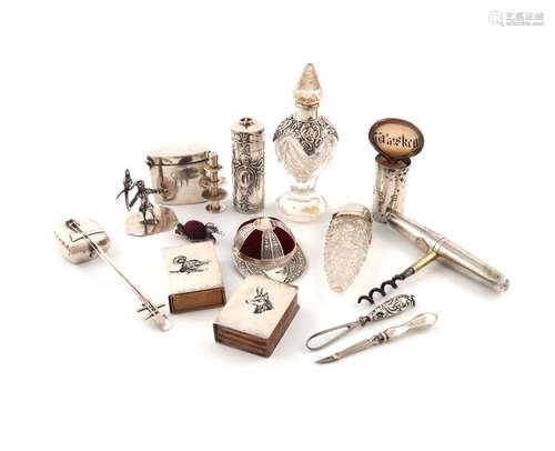 A mixed lot of small silver items, comprising: a t…