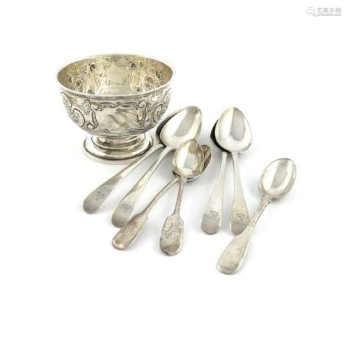 A mixed lot of silver items, comprising: a small b…