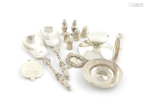 A mixed lot of silver items, comprising: a pair of…