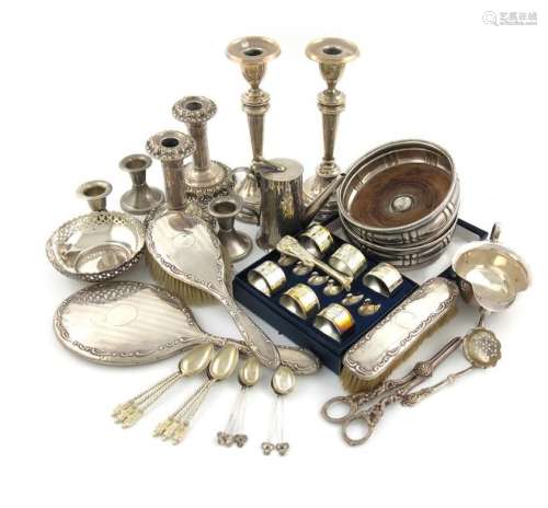 A mixed lot, comprising silver items: a sauce boat…