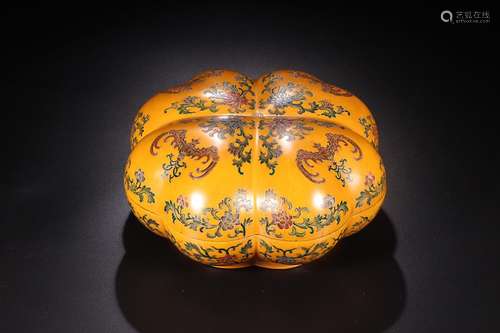 DA QING QIAN LONG NIAN ZHI MARK DA QI YELLOW FLOWER & BIAN FU
PATTERN MELON SHAPE HOLDING BOX