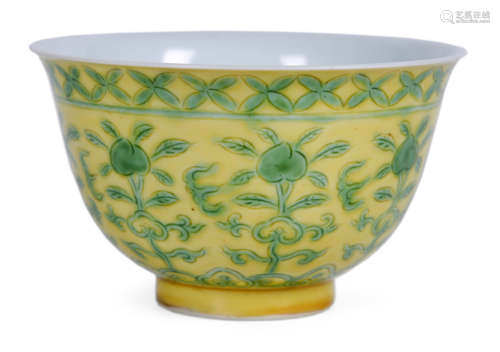 黃釉綠彩桃紋碗