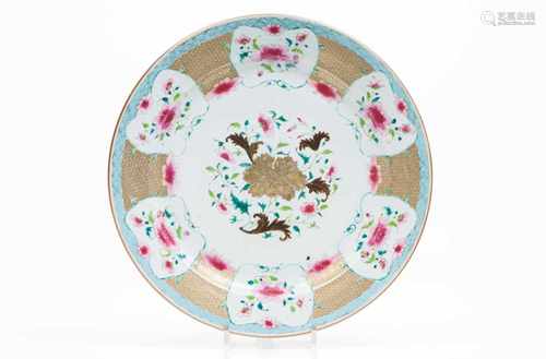 A large plateChinese export porcelainPolychrome 