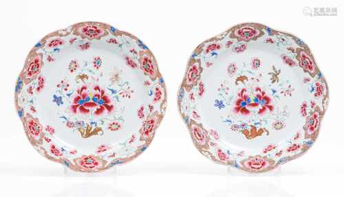 A pair of scalloped platesChinese export porcelainPolychrome 