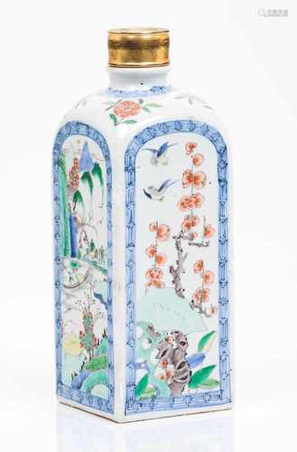 A bottleOf quadrangular sectionChinese export porcelainPolychrome 