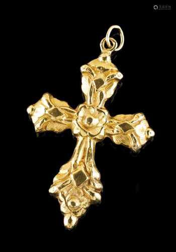 A baroque crucifix19th century portuguese goldRaised decorationWorn assay marks5,2x3,4 cm6.2g