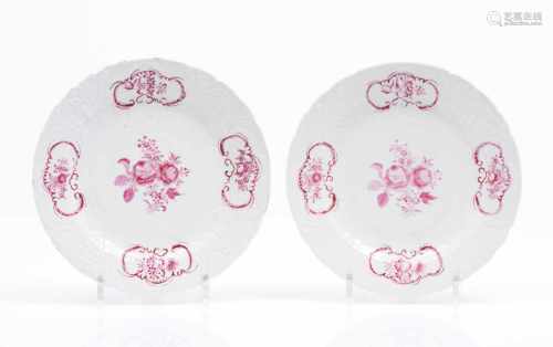 A pair of scalloped platesChinese export porcelainCentral decoration of 