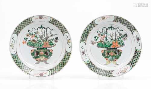 A pair of platesChinese export porcelainPolychrome 