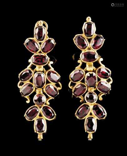 A pair of pendant earringsGoldFormed by 3 articulated elements set with 26 oval cut garnetsOporto