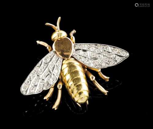 A broochLow purity goldBee shaped with brilliant and 8/8 cut diamonds wingsEurope 1950s-