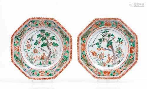 A pair of octagonal platesChinese export porcelainPolychrome 