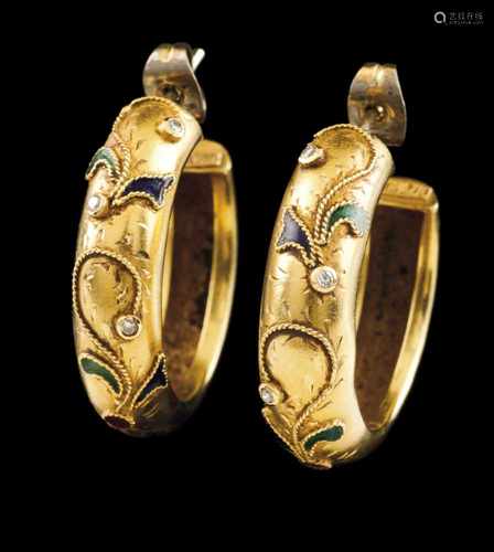 A pair of loop earringsPortuguese traditional goldChiselled decoration with applied twisted thread