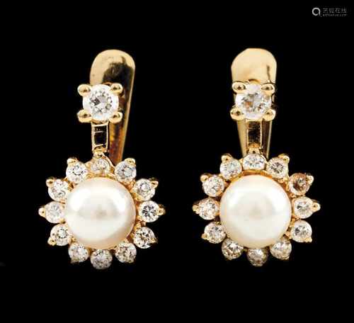 A pair of earringsGoldRose shaped, set with 5mm pearl and small brilliant cut diamondsOporto