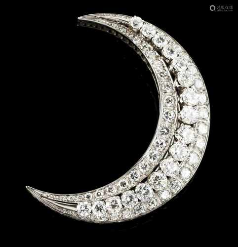 A demi lune broochPlatinumSet with white coloured brilliant cut diamonds totaling (ca.4.50ct)