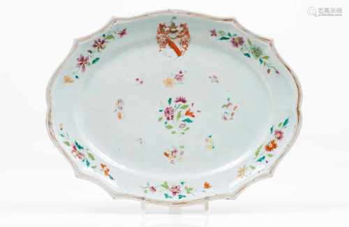 A scalloped serving trayChinese export porcelainPolychrome and gilt 