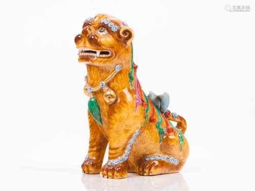 DragonChinese porcelainPolychrome, gilt and reliefed decoration19th century(defects)Height: 15,5 cm