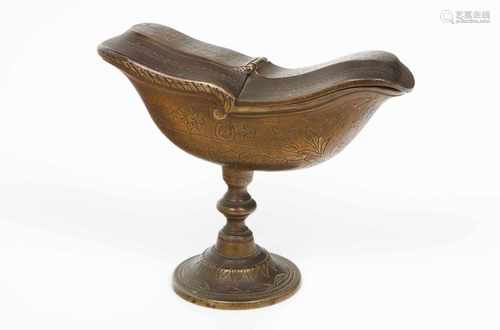 A boat shaped incense burnerBronzeEngraved, floral decoration18th century14,5x20x6 cm