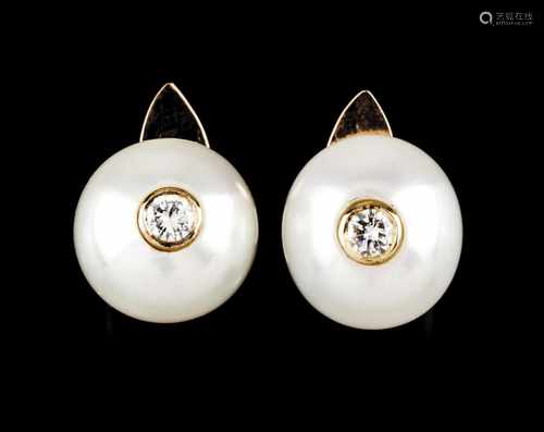 A pair of earrings585/000 gold, set with pearls and 2 brilliant round cut diamonds (ca. 0.25ct