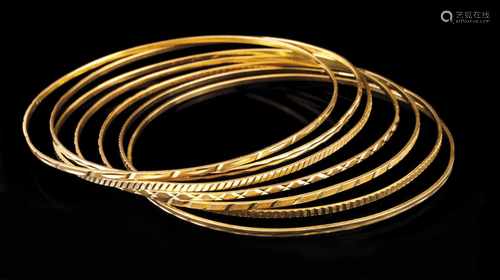 A set of seven gold bangles18kt goldFaceted decorationPortugal, mid-20th century(wear signs)25,4 g