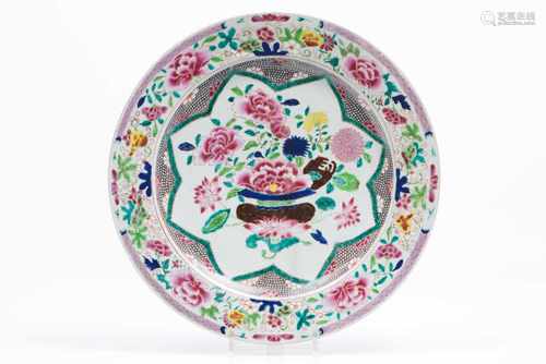 A large plateChinese export porcelainPolychrome 