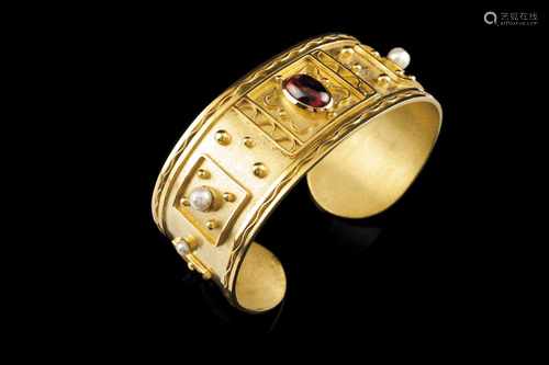 A braceletPortuguese gold Decorated with undulating threads and grains, set with oval tourmaline and