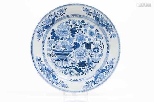 A large plateChinese export porcelainFloral blue underglaze decorationQianlong reign (1736-1795)(