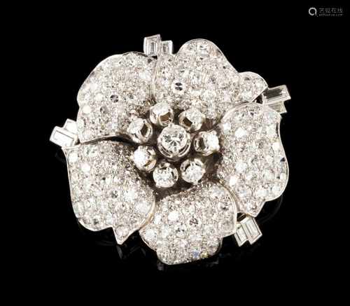 A flower broochSet in white gold with 148 single and brilliant cut diamonds and 8 baguette cut