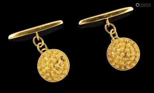 A pair of cufflinksGoldCircular shaped of grained decorationOporto hallmarks, Deer (800/000) post