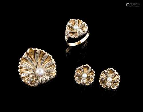 A brooch, earrings and ring setGold and silverConcave stylised scallop shell shaped, set with