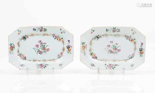 A pair of octagonal serving traysChinese export porcelain Floral polychrome 