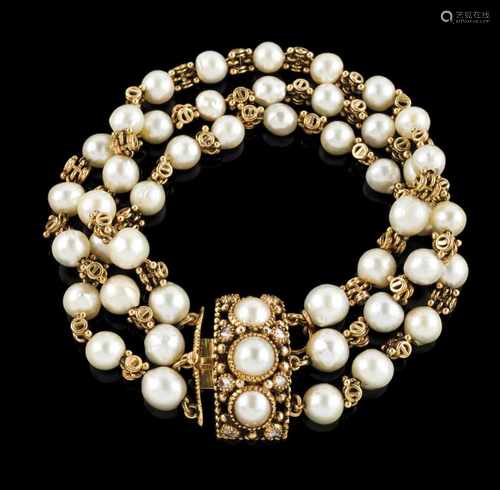 A braceletPortuguese goldWith 3 strands of baroque pearls (ca. 5.5/7.5 mm) alternating with gold