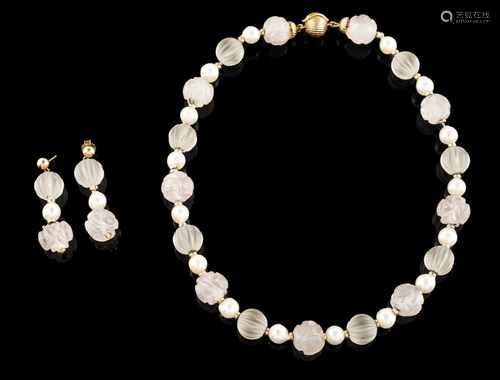 A necklace and earrings setGoldAnd carved pink and translucent rock crystal beads alternating with