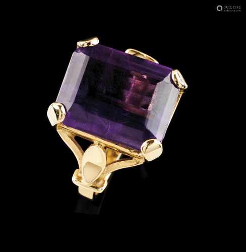 A ringGoldDecorated with small leaf and set with rectangular amethyst (ca. 14x12mm)Oporto